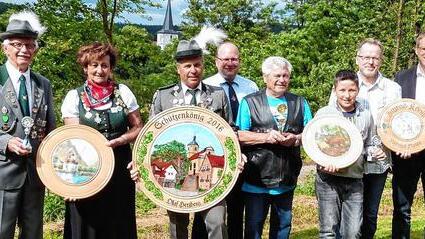 Die frisch gebackenen neuen Schützenmajestäten präsentieren sich mit (von links) 1. Vorsitzenden Manfred Weigl, Gewinnerin der Ehrenscheibe Lydia Hessenauer, Schützenkönig Olaf Herzberg, 2. Schützenkönig Harald Göpfert (hinten), 3. Pokalsieger Heinz Herzberg, Jugendschützenkönig Yannick Meier, Bernd Meier, sowie Bürgermeister Matthias Bäuerlein. Die frisch gebackenen neuen Schützenmajestäten präsentieren sich mit (von links) 1. Vorsitzenden Manfred Weigl, Gewinnerin der Ehrenscheibe Lydia Hessenauer, Schützenkönig Olaf Herzberg, 2. Schützenkönig Harald Göpfert (hinten), 3. Pokalsieger Heinz Herzberg, Jugendschützenkönig Yannick Meier, Bernd Meier, sowie Bürgermeister Matthias Bäuerlein.