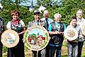Die frisch gebackenen neuen Schützenmajestäten präsentieren sich mit (von links) 1. Vorsitzenden Manfred Weigl, Gewinnerin der Ehrenscheibe Lydia Hessenauer, Schützenkönig Olaf Herzberg, 2. Schützenkönig Harald Göpfert (hinten), 3. Pokalsieger Heinz Herzberg, Jugendschützenkönig Yannick Meier, Bernd Meier, sowie Bürgermeister Matthias Bäuerlein.