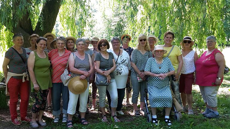 Der Frauenbund Traustadt präsentiert sich bei der Kräuterführung in Wiesentheid.