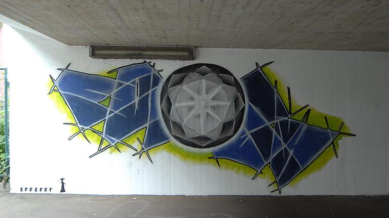 Das Graffito von Valentin Lude in der Bahnunterführung nach Wombach, mit dem Horrorwittchen als Beigabe.&nbsp;