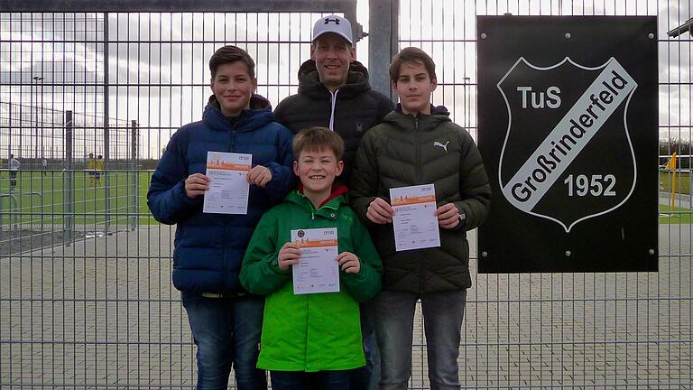 Übergabe der Sportabzeichenurkunden 2021 an die sportliche Familie Englert beim TuS Großrinderfeld.