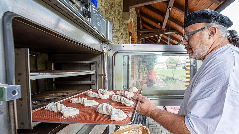 Stengels Dinkelbrötchen werden gezogen und gedreht und im Ofen goldbraun gebacken. Stengels Dinkelbrötchen werden gezogen und gedreht und im Ofen goldbraun gebacken.