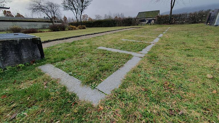 Die bereits im Jahr 2010 installierten Grabkammern auf dem Langenleitener Friedhof bieten eine Alternative für die herkömmliche Erdbestattung – sind jedoch nicht gerade kostengünstig. Die bereits im Jahr 2010 installierten Grabkammern auf dem Langenleitener Friedhof bieten eine Alternative für die herkömmliche Erdbestattung – sind jedoch nicht gerade kostengünstig.