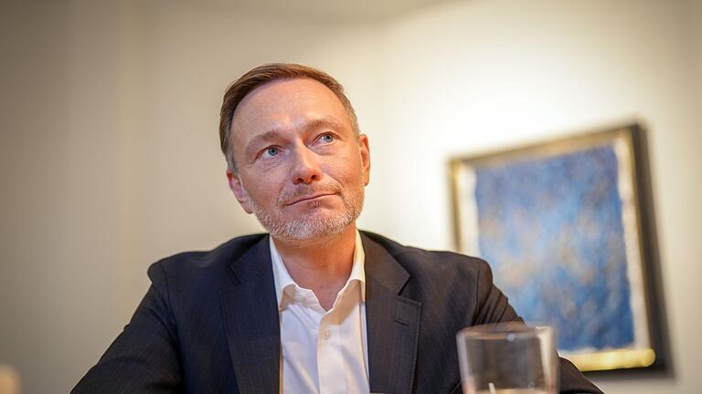 Interview mit FDP-Parteichef Lindner - FDP-Chef Lindner wünscht sich von CDU Bekenntnis für Schwarz-Gelb. Interview mit FDP-Parteichef Lindner - FDP-Chef Lindner wünscht sich von CDU Bekenntnis für Schwarz-Gelb.