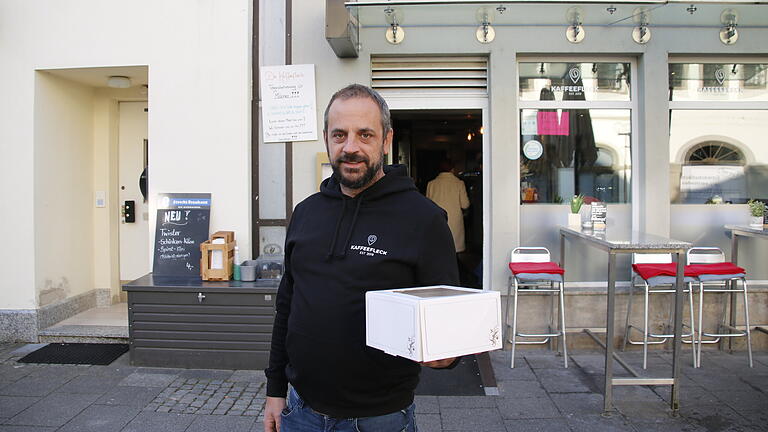 Holger Scheit mit einer Schachtel für To good to go - Holger Scheit mit einer Schachtel für To good to go Holger Scheit mit einer Schachtel für To good to go - Holger Scheit mit einer Schachtel für To good to go