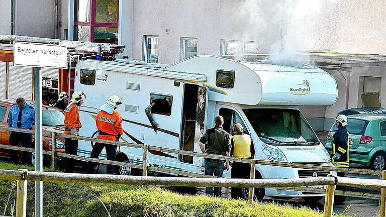 Ausgebranntes NSU- Wohnmobil - Was haben der Fall Peggy und der NSU miteinander zu tun? Im Wohnmobil, in dem Uwe Böhnhardt und Uwe Mundlos in Eisenach starben, wurden auch Kindersachen gefunden. Ausgebranntes NSU- Wohnmobil - Was haben der Fall Peggy und der NSU miteinander zu tun? Im Wohnmobil, in dem Uwe Böhnhardt und Uwe Mundlos in Eisenach starben, wurden auch Kindersachen gefunden.