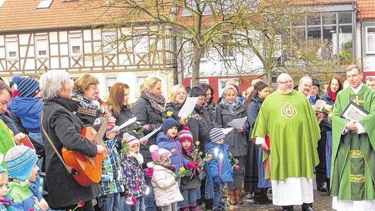 Die Kinder der Tagesstätten Aidhausen und Riedbach begrüßen musikalisch ihren neuen Pfarrer und singen ihm ein Ständchen mit dem frommen Wunsch &bdquo;Gott sei um dich herum, um dich zu schützen&ldquo;.