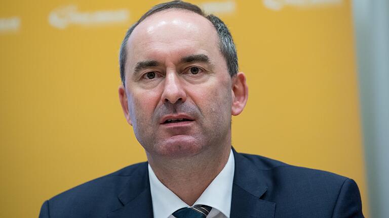 Will sich um Dorfwirtschaften und Handwerker kümmern: Bayerns neuer Wirtschaftsminister Hubert Aiwanger (Freie Wähler). Will sich um Dorfwirtschaften und Handwerker kümmern: Bayerns neuer Wirtschaftsminister Hubert Aiwanger (Freie Wähler).