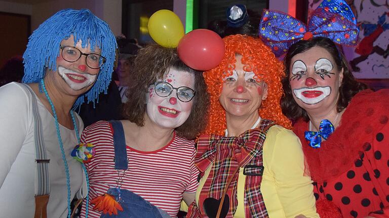Auch diese Clowns kamen zum Weiberfasching der Lorbser ins Marktheidenfelder Pfarrheim.