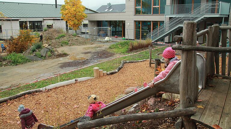 Der Neubau (rechts im Bild) des Kindergartens Heilige Familie wird deutlich teurer als erwartet. Das erfuhren die Karlstadter Stadträte erst jetzt. Links das Bestandsgebäude. Der Neubau (rechts im Bild) des Kindergartens Heilige Familie wird deutlich teurer als erwartet. Das erfuhren die Karlstadter Stadträte erst jetzt. Links das Bestandsgebäude.