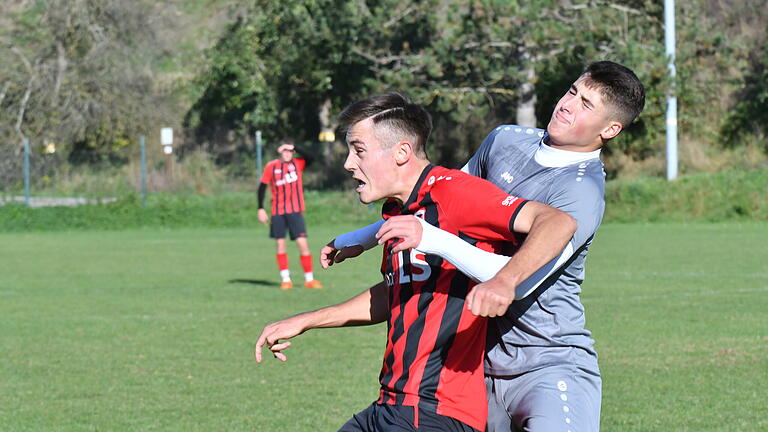 FC Fuchsstadt U19       -  Erich Kilchert (links) vom U19-Bezirksoberligateam des FC Fuchsstadt braucht ob des 2:1-Sieges gegen die JFG Kickers Bachgau die Augen gar nicht verschließen.