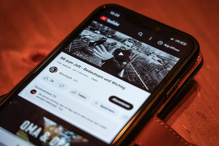 Der Rapsong 'Bedeutsam und Wichtig' von Daniel Scherer startet als schwarz-weißes Musikvideo – gewinnt von Strophe zu Strophe aber mehr Farbe. Der Rapsong 'Bedeutsam und Wichtig' von Daniel Scherer startet als schwarz-weißes Musikvideo – gewinnt von Strophe zu Strophe aber mehr Farbe.