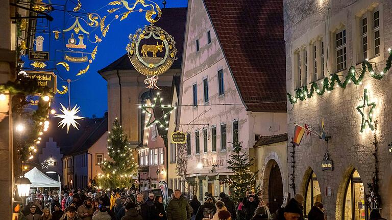 Der Weihnachtsmarkt im historischen Zentrum in Sommerhausen ist immer gut besucht. Der Weihnachtsmarkt im historischen Zentrum in Sommerhausen ist immer gut besucht.