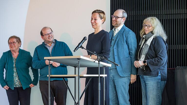 Die Würzburger SPD-Stadtratsmitglieder Marion Schäfer-Blake, Udo Feldinger, Alexander Kolbow und Gisela Pfannes (hinten, von links) gratulieren Vietinghoff-Scheel (vorne) zur einstimmigen Wahl. Die Würzburger SPD-Stadtratsmitglieder Marion Schäfer-Blake, Udo Feldinger, Alexander Kolbow und Gisela Pfannes (hinten, von links) gratulieren Vietinghoff-Scheel (vorne) zur einstimmigen Wahl.