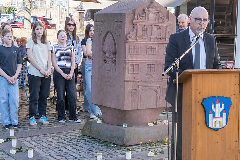 Am Gedenkwochenende erinnerte Bürgermeister Jürgen Lippert am Denkmal des historischen Rathauses an die Zerstörung der Stadt vor 80 Jahren im Zweiten Weltkrieg.