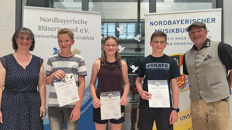Die besten D1-Prüflinge (von links): Renate Haag, Kreisvorsitzende, Bastian Gollhardt (Sulzdorf a.d. Lederhecke), Teresa und Felix Rebebelein (Bad Königshofen), Max Mages Bezirksvorsitzender NBMB. Die besten D1-Prüflinge (von links): Renate Haag, Kreisvorsitzende, Bastian Gollhardt (Sulzdorf a.d. Lederhecke), Teresa und Felix Rebebelein (Bad Königshofen), Max Mages Bezirksvorsitzender NBMB.