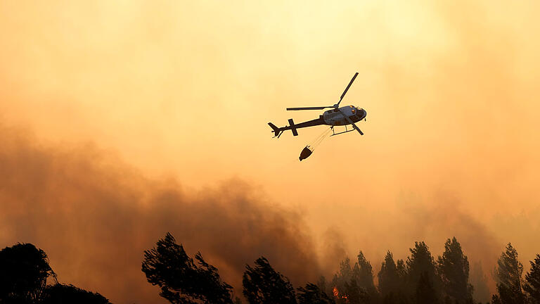 Waldbrand Portugal.jpg       -  In der Nähe von Lissabon wüteten bereits Ende Juli 2023 Waldbrände. Aktuell gibt es in vielen Regionen Portugals Feuer.