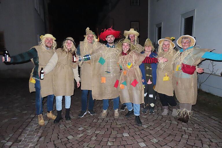 Putzmuntere Vogelscheuchen wanderten durch die Stadt. Putzmuntere Vogelscheuchen wanderten durch die Stadt.