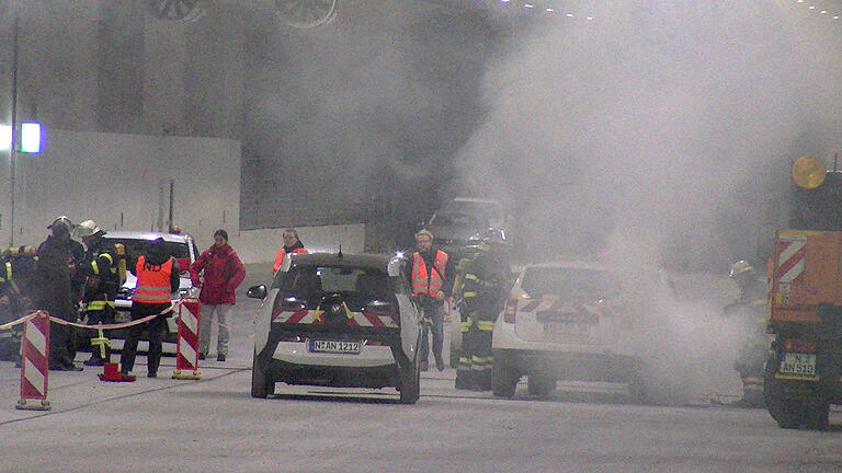 Um für den Ernstfall zu proben, wurde am Donnerstagabend im Katzenbergtunnel in Würzburg ein realistisches Übungsszenario veranstaltet. Über 110 Einsatzkräften und Übunsdarstellern waren daran beteiligt.