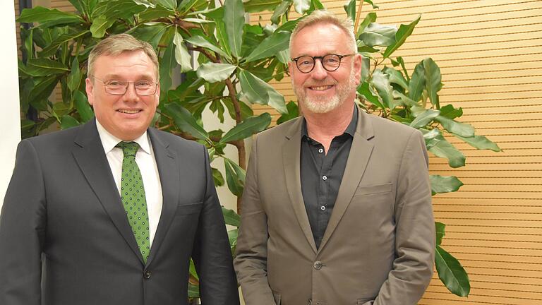 Dr. Ulrich Schlembach (links) übernimmt die Position des Ärztlichen Direktors von Prof. Dr. Christoph Eingartner.