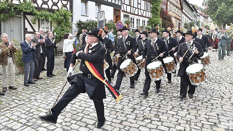 Immer wieder ein imposantes Bild und die Teilnehmer am Auszug der Bürgerwehr erhielten dafür auch großen Applaus: Im Stechschritt ging es über den Salzmarkt an Bürgermeister Bittenbrünn und den Ehrengästen vorbei. Im Bild Tambourmajor Erich Barfuß und seine Trommler. Immer wieder ein imposantes Bild und die Teilnehmer am Auszug der Bürgerwehr erhielten dafür auch großen Applaus: Im Stechschritt ging es über den Salzmarkt an Bürgermeister Bittenbrünn und den Ehrengästen vorbei. Im Bild Tambourmajor Erich Barfuß und seine Trommler.