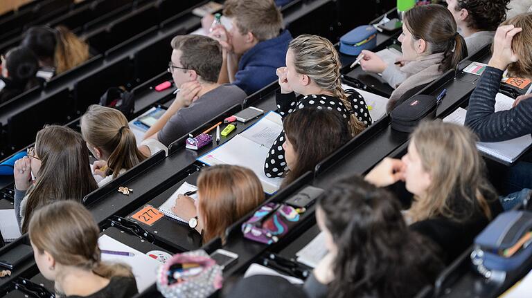 Rund 28 000 Studierende sind in diesem Wintersemester an der Uni Würzburg, rund 9000 an der Hochschule für Angewandte Wissenschaften Würzburg-Schweinfurt eingeschrieben. Für sie setzen sich die Studierendenvertretungen ein – fühlen sich aber finanziell ausgehungert. Rund 28 000 Studierende sind in diesem Wintersemester an der Uni Würzburg, rund 9000 an der Hochschule für Angewandte Wissenschaften Würzburg-Schweinfurt eingeschrieben. Für sie setzen sich die Studierendenvertretungen ein – fühlen sich aber finanziell ausgehungert. 