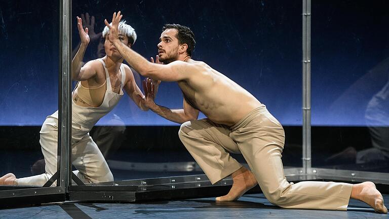 Erste Premiere in der Blauen Halle nach dem Lockdown: das Tanzstück 'So nah und doch so fern' von Dominique Dumais Erste Premiere in der Blauen Halle nach dem Lockdown: das Tanzstück 'So nah und doch so fern' von Dominique Dumais