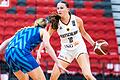 Die Würzburger Basketballerin Mia Wiegand (mit Ball) bei der U16-EM in Miskolc im Duell mit Slowenien.