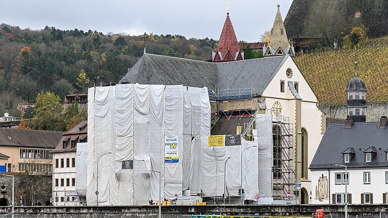 Bereits seit 2018 sind immer wieder Teile der Burkarder Kirche in Würzburg hinter Planen und Baugerüsten verdeckt. Bereits seit 2018 sind immer wieder Teile der Burkarder Kirche in Würzburg hinter Planen und Baugerüsten verdeckt.