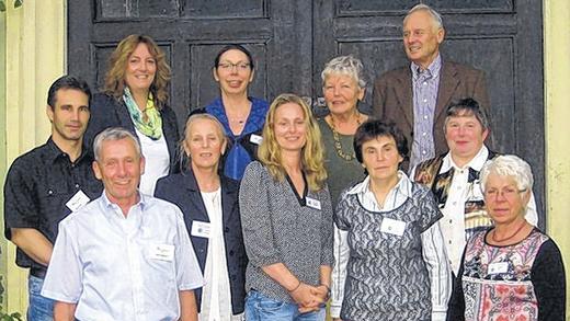 20 Jahre Hospizbegleitung im Landkreis - (plo) Der Hospizverein Würzburg hat seit 1994 eine Regionalgruppe in Kitzingen. Dieses Jubiläum wurde jetzt in einer kleinen Feierstunde mit Informationen, Lesungen und einem gemütlichen Beisammensein begangen. Der Hospizverein begleitet Menschen auf der letzten Wegstrecke ihres Lebens. Diese Hospizbegleitung schließt auch das soziale Umfeld des Kranken mit ein. Die Angehörigen erhalten Hilfestellungen, um den bevorstehenden Abschied zu bewältigen, heißt es in einer Mitteilung der Kitzinger Gruppe. Der Hospizverein begleitet Menschen auf ihrem Weg durch die Trauer. Unser Foto zeigt die zehn Männer und Frauen, die als Hospizhelfer im Landkreis Kitzingen zur Verfügung stehen: (hintere Reihe von links): Marco Klier, Birgit Graber, Koordinatorin Hospizverein Würzburg, Irina Krüger-Gernert, Ute Dodt und Eberhard Arnold sowie (vorne) Norbert Niedermeyer, Ursula Urban, Susanne Klinger, Lydia Lemke, Ottilie Endres und Gisela Ott. 20 Jahre Hospizbegleitung im Landkreis - (plo) Der Hospizverein Würzburg hat seit 1994 eine Regionalgruppe in Kitzingen. Dieses Jubiläum wurde jetzt in einer kleinen Feierstunde mit Informationen, Lesungen und einem gemütlichen Beisammensein begangen. Der Hospizverein begleitet Menschen auf der letzten Wegstrecke ihres Lebens. Diese Hospizbegleitung schließt auch das soziale Umfeld des Kranken mit ein. Die Angehörigen erhalten Hilfestellungen, um den bevorstehenden Abschied zu bewältigen, heißt es in einer Mitteilung der Kitzinger Gruppe. Der Hospizverein begleitet Menschen auf ihrem Weg durch die Trauer. Unser Foto zeigt die zehn Männer und Frauen, die als Hospizhelfer im Landkreis Kitzingen zur Verfügung stehen: (hintere Reihe von links): Marco Klier, Birgit Graber, Koordinatorin Hospizverein Würzburg, Irina Krüger-Gernert, Ute Dodt und Eberhard Arnold sowie (vorne) Norbert Niedermeyer, Ursula Urban, Susanne Klinger, Lydia Lemke, Ottilie Endres und Gisela Ott.
