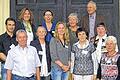 20 Jahre Hospizbegleitung im Landkreis       -  (plo)   Der Hospizverein Würzburg hat seit 1994 eine Regionalgruppe in Kitzingen. Dieses Jubiläum wurde jetzt in einer kleinen Feierstunde mit Informationen, Lesungen und einem gemütlichen Beisammensein begangen. Der Hospizverein begleitet Menschen auf der letzten Wegstrecke ihres Lebens. Diese Hospizbegleitung schließt auch das soziale Umfeld des Kranken mit ein. Die Angehörigen erhalten Hilfestellungen, um den bevorstehenden Abschied zu bewältigen, heißt es in einer Mitteilung der Kitzinger Gruppe. Der Hospizverein begleitet Menschen auf ihrem Weg durch die Trauer. Unser Foto zeigt die zehn Männer und Frauen, die als Hospizhelfer im Landkreis Kitzingen zur Verfügung stehen: (hintere Reihe von links): Marco Klier, Birgit Graber, Koordinatorin Hospizverein Würzburg, Irina Krüger-Gernert, Ute Dodt und Eberhard Arnold sowie (vorne) Norbert Niedermeyer, Ursula Urban, Susanne Klinger, Lydia Lemke, Ottilie Endres und Gisela Ott.