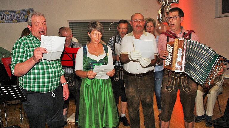 Die Gstanzlsänger der 'Oldies' (1. Reihe von links) Raimund Weiß, Petra Herrlein, Lorenz Weisenberger, Harald Spahn, sowie (2. Reihe von rechts) Gisela Pferr und Ludwig Sauer. Foto: Ernst Schneider Die Gstanzlsänger der 'Oldies' (1. Reihe von links) Raimund Weiß, Petra Herrlein, Lorenz Weisenberger, Harald Spahn, sowie (2. Reihe von rechts) Gisela Pferr und Ludwig Sauer. Foto: Ernst Schneider