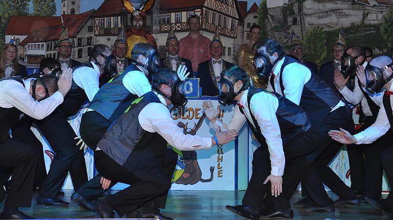 Die Männertanzgruppe widmete sich dem Thema Umweltschutz. Die Männertanzgruppe widmete sich dem Thema Umweltschutz.