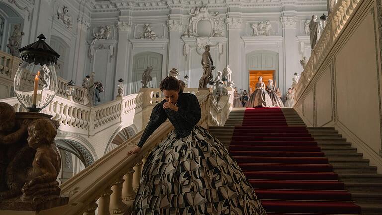 Sisi (Dominique Devenport) ist übel, als sie die Treppe in der Würzburger Residenz, die hier die Wiener Hofburg verkörpert, hinunterstürmt. Szene aus der Serie 'Sisi', die RTL ab Dienstag, 28. Dezember, ausstrahlt. Sisi (Dominique Devenport) ist übel, als sie die Treppe in der Würzburger Residenz, die hier die Wiener Hofburg verkörpert, hinunterstürmt. Szene aus der Serie 'Sisi', die RTL ab Dienstag, 28. Dezember, ausstrahlt.