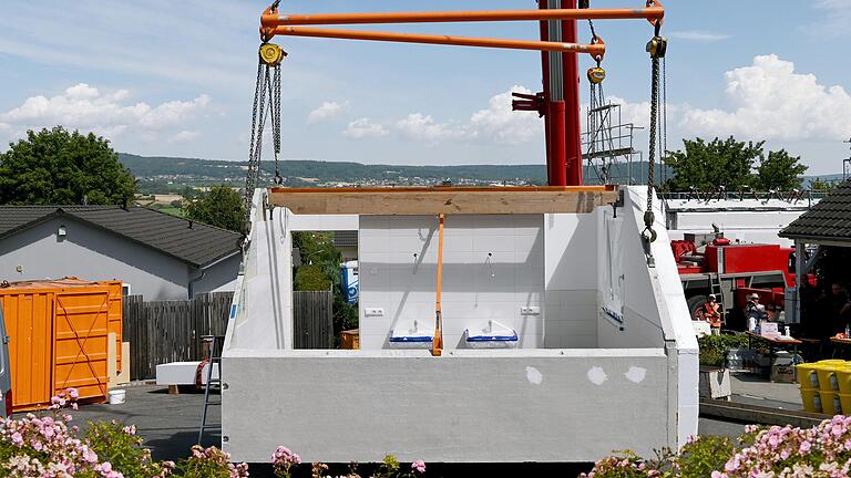 Fertighaus-Montage am Grundstück: Hier schwebt per Baukran gerade das vorgefertigte Badmodul ein. Fertighaus-Montage am Grundstück: Hier schwebt per Baukran gerade das vorgefertigte Badmodul ein.