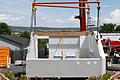 Fertighaus-Montage am Grundstück: Hier schwebt per Baukran gerade das vorgefertigte Badmodul ein.