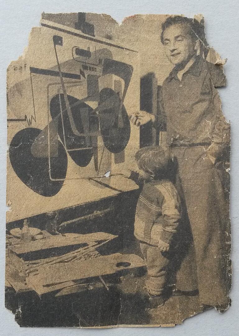 Das erste Bild, auf dem Dieter Stein und sein Sohn Peter gemeinsam malen. Entstanden ist die Aufnahme um 1955. Den Zeitungsausschnitt trägt Peter Stein immer in seiner Brieftasche bei sich. Das erste Bild, auf dem Dieter Stein und sein Sohn Peter gemeinsam malen. Entstanden ist die Aufnahme um 1955. Den Zeitungsausschnitt trägt Peter Stein immer in seiner Brieftasche bei sich.