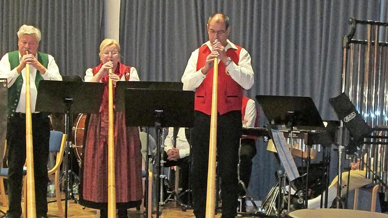 Das Seniorenorchester hat auch das Alphorn als Instrument für sich entdeckt, das (v. l.) Wolfgang Fella, Ingrid Schubert und Bruno Diem einsetzten. - Das Seniorenorchester hat auch das Alphorn als Instrument für sich entdeckt, das (v. l.) Wolfgang Fella, Ingrid Schubert und Bruno Diem einsetzten. Das Seniorenorchester hat auch das Alphorn als Instrument für sich entdeckt, das (v. l.) Wolfgang Fella, Ingrid Schubert und Bruno Diem einsetzten. - Das Seniorenorchester hat auch das Alphorn als Instrument für sich entdeckt, das (v. l.) Wolfgang Fella, Ingrid Schubert und Bruno Diem einsetzten.
