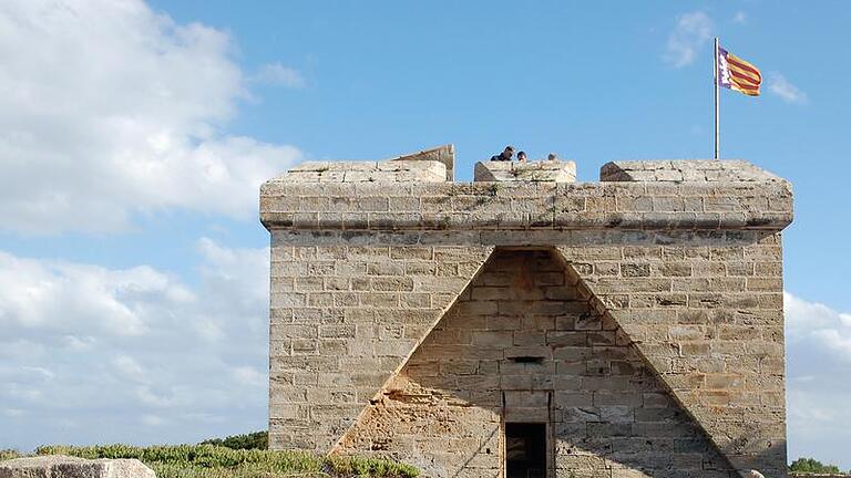 Das Castell de n'Amer ist eine Mini-Festung aus dem 17. Jahrhundert. Von oben haben Touristen einen tollen Blick über die Bucht und den Strand von Cala Millor. (Bild: Heimann/dpa/tmn)       -  Das Castell de la Punta n'Amer ist eine Wehrturm aus dem 17. Jahrhundert und mit einer Wanderung aus Cala Millor erreichbar.