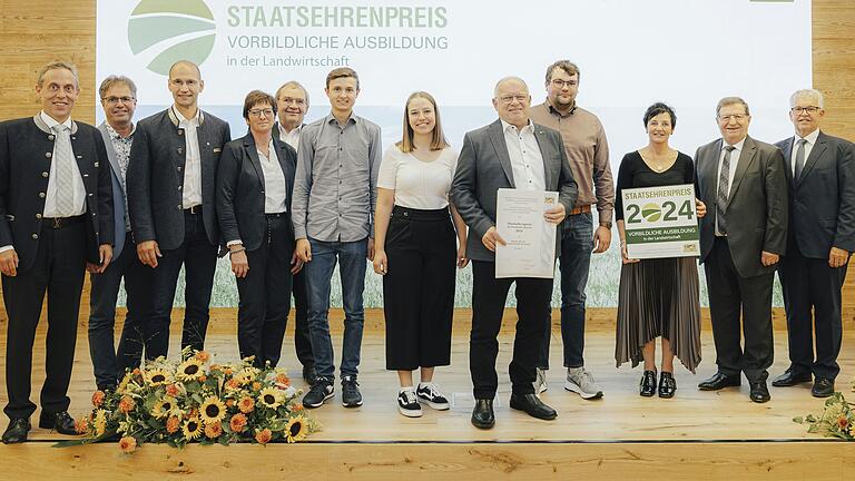 Markus Werner (5. von rechts) wurde im Landwirtschaftsministerium für vorbildliche Ausbildung ausgezeichnet. Das Foto zeigt ihn mit Urkunde inmitten von Auszubildenden, Ehrengästen sowie Amtschef Hubert Bittlmayer (rechts).