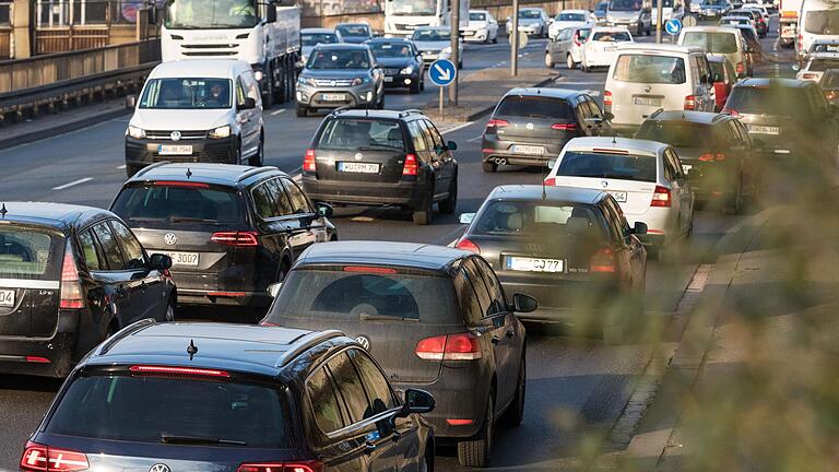 Alltag in Würzburg: dichter Verkehr auf dem Mittleren Ring. Alltag in Würzburg: dichter Verkehr auf dem Mittleren Ring. 