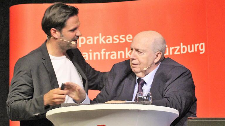 Ex-Fußballmanager Reiner Calmund (rechts) und Moderator Bernd Zehnter sorgten für einen unterhaltsamen Abend während der Kundenveranstaltung der Sparkasse Mainfranken in der Steigerwaldhalle in Wiesentheid.