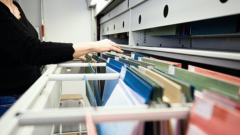 Kommunen sind verpflichtet, ihre Leistungen für Bürgerinnen und Bürger zu digitalisieren. Am Landratsamt Main-Spessart werden in diesem Zuge auch die intern genutzten Akten zunehmend weniger. (Symbolbild) Kommunen sind verpflichtet, ihre Leistungen für Bürgerinnen und Bürger zu digitalisieren. Am Landratsamt Main-Spessart werden in diesem Zuge auch die intern genutzten Akten zunehmend weniger. (Symbolbild)