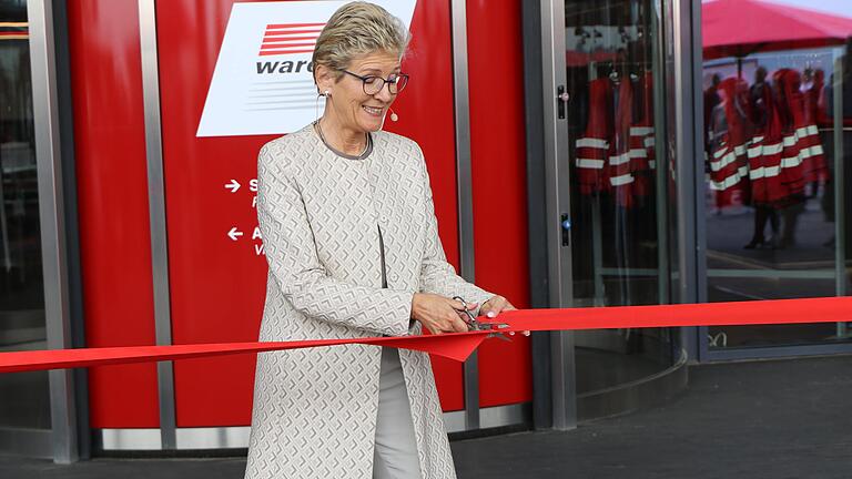 Vorstandsvorsitzende Angelique Renkhoff-Mücke schnitt am Montag das symbolische rote Band bei der Eröffnung der 'Sun Academy' durch.