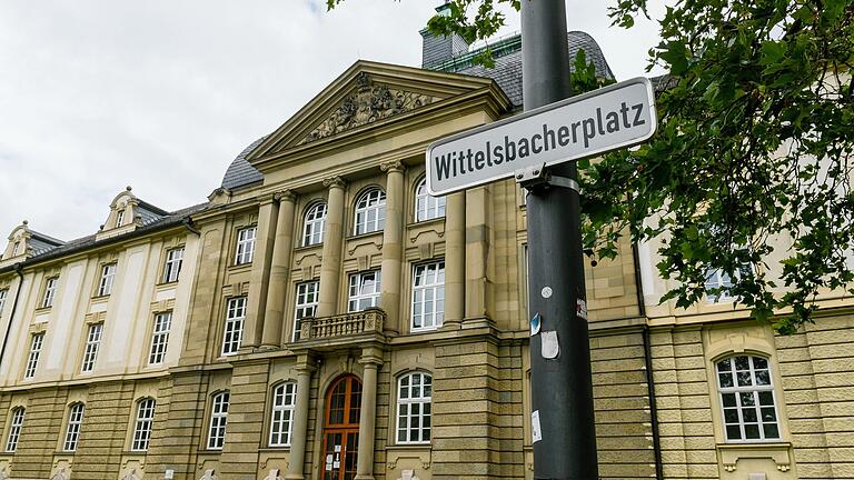 An der Julius-Maximilians-Universität Würzburg gab es Wirbel um einen angekündigten Vortrag: Am Wittelsbacherplatz sollte Psychoanalytiker und Sonderpädagoge Bernd Ahrbeck einen Gastvortrag halten. Die Kritik daran war heftig und führte zur Absage. An der Julius-Maximilians-Universität Würzburg gab es Wirbel um einen angekündigten Vortrag: Am Wittelsbacherplatz sollte Psychoanalytiker und Sonderpädagoge Bernd Ahrbeck einen Gastvortrag halten. Die Kritik daran war heftig und führte zur Absage.