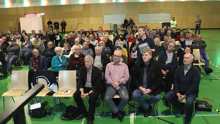 Auf großes Interesse stieß die Info-Veranstaltung zum Thema Wärmenetz in Wiesentheid. Dabei stellten die Bürgerinnen und Bürger auch einige Fraen.