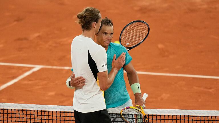 Alexander Zverev (l) und Rafael Nadal (r)       -  Alexander Zverev (l) besiegte Sandplatzkönig Rafael Nadal im Mai bei dessen letztem Auftritt bei den French Open.