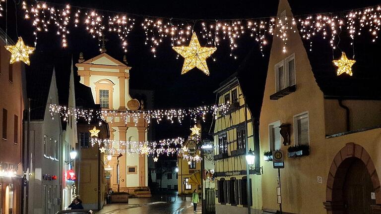 Die Altortweihnacht ist längst zu einem Markenzeichen der Gemeinde Veitshöchheim geworden. Dazu trägt auch die durch den Bauhof installierte Weihnachtsbeleuchtung in der Kirchstraße bei, die im Vorjahr ihre Premiere hatte.