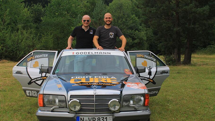 Die DIPG Fighter Alexander Brückmann (jetzt Nürnberg) und Benjamin Volkmuth sind bereit für ihre Fahrt für den guten Zweck. Ende August startet die Balkan Express Rallye, mit der das Team Spenden für die Erforschung des seltenen Kinderkrebses DIPG sammelt. Foto: Alexander Brückmann       -  Die DIPG Fighter Alexander Brückmann (jetzt Nürnberg) und Benjamin Volkmuth sind bereit für ihre Fahrt für den guten Zweck. Ende August startet die Balkan Express Rallye, mit der das Team Spenden für die Erforschung des seltenen Kinderkrebses DIPG sammelt. Foto: Alexander Brückmann