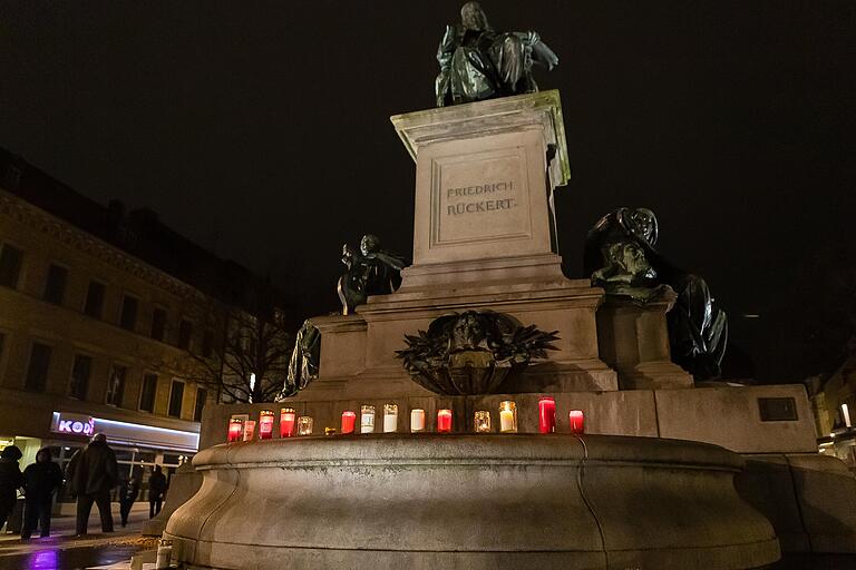 Am Rückert-Denkmal wurden einige Grablichter angezündet.